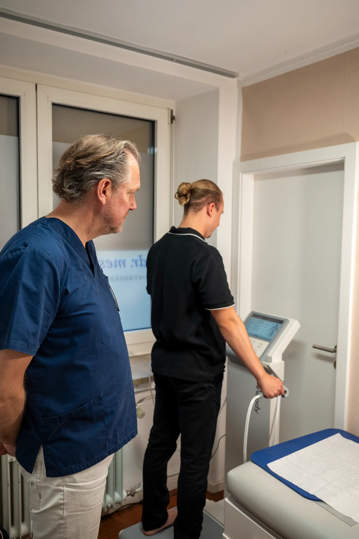 Dr. Meschede begleitet eine Körperanalyse am InBody-Messgerät in der Praxis